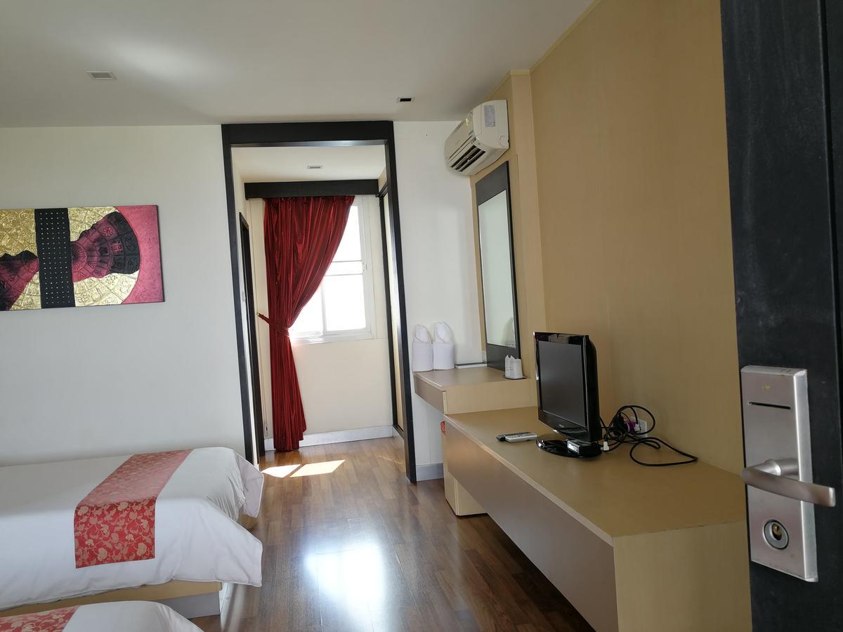 Panatara Hotel Чумфон Екстериор снимка
