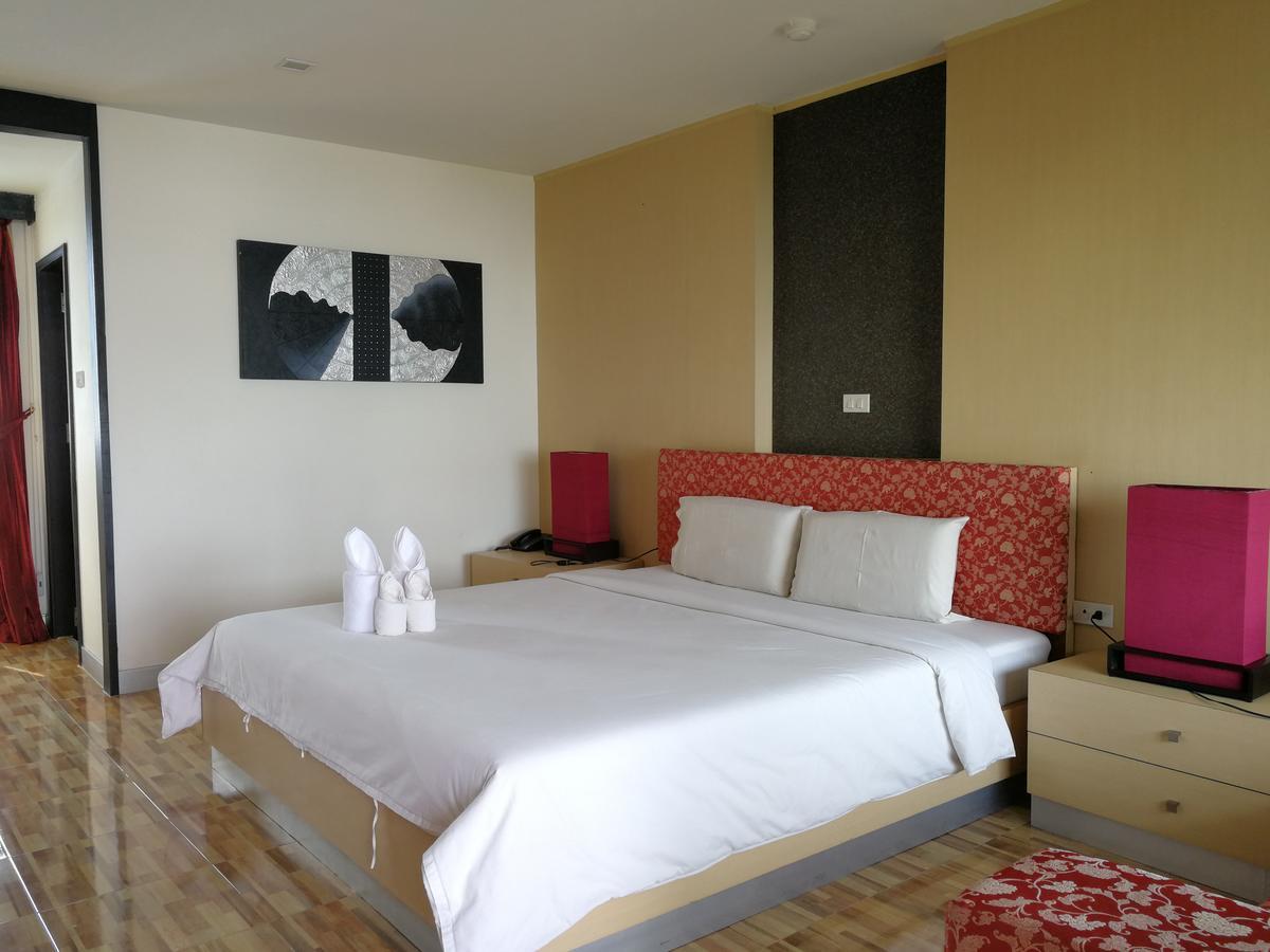 Panatara Hotel Чумфон Екстериор снимка