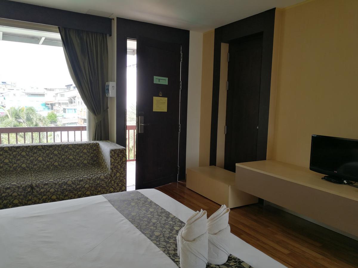 Panatara Hotel Чумфон Екстериор снимка
