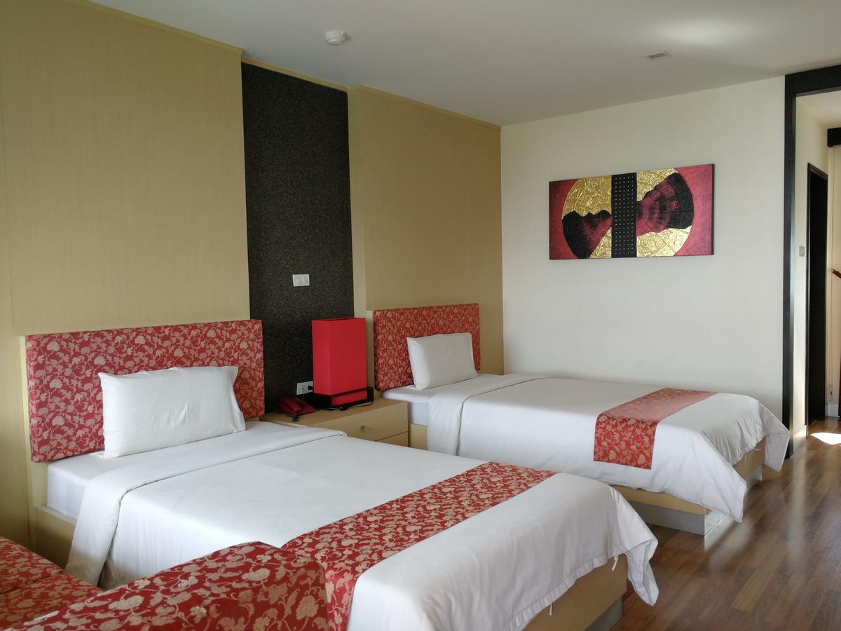 Panatara Hotel Чумфон Екстериор снимка
